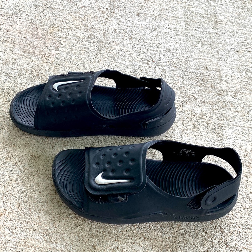 Nike Sandals Velcro With from and back Velcro backing Sandaks Barely Used
